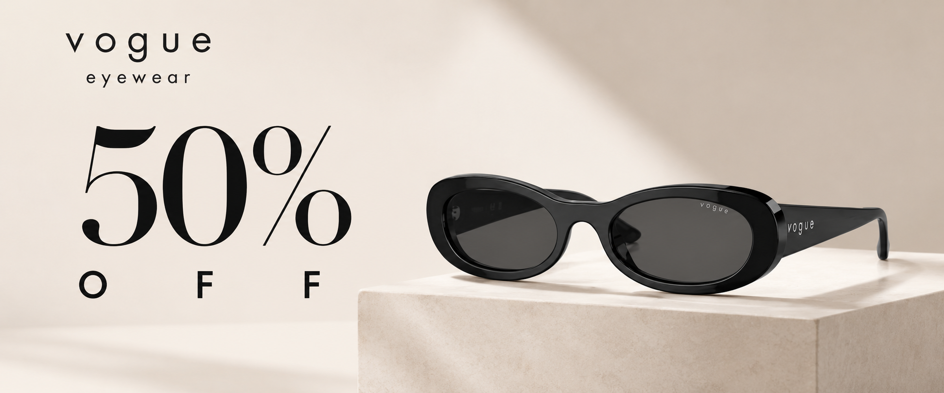 نظارة VOGUE EYEWEAR على قاعدة حجرية